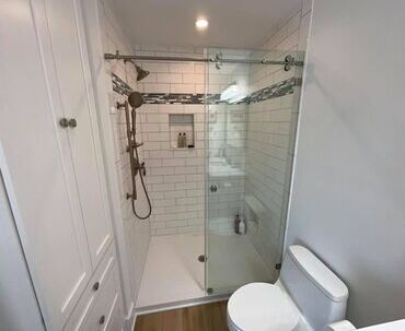 Photo of horizontal tile bathroom